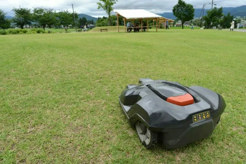 自動で芝刈りができる芝刈りロボットについて徹底紹介 農家web